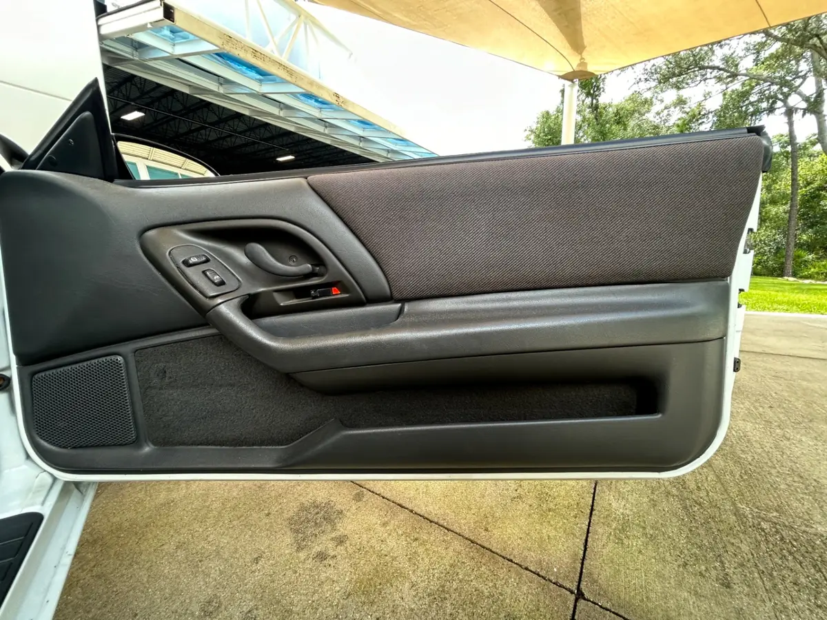 Vehicle photo 24