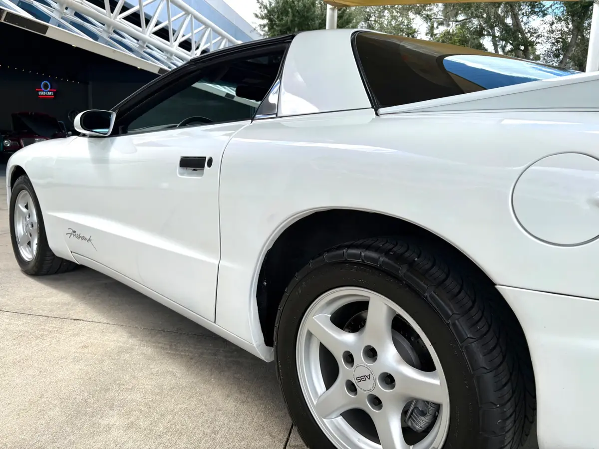 Vehicle photo 14
