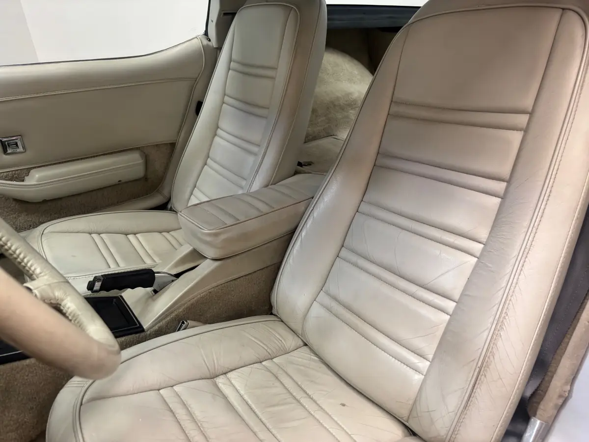 Vehicle photo 23