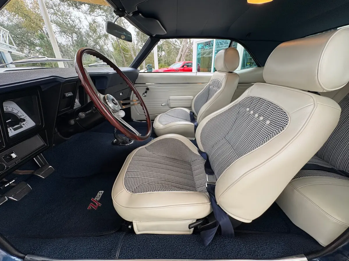 Vehicle photo 46