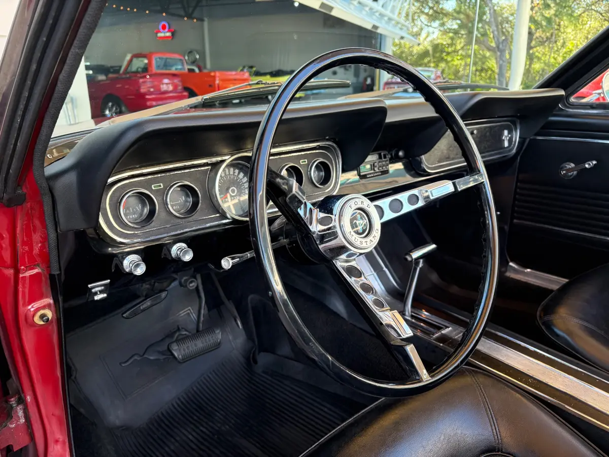 Vehicle photo 33