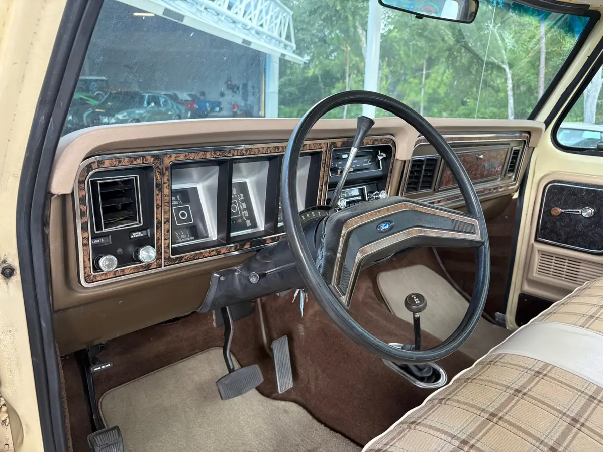 Vehicle photo 32