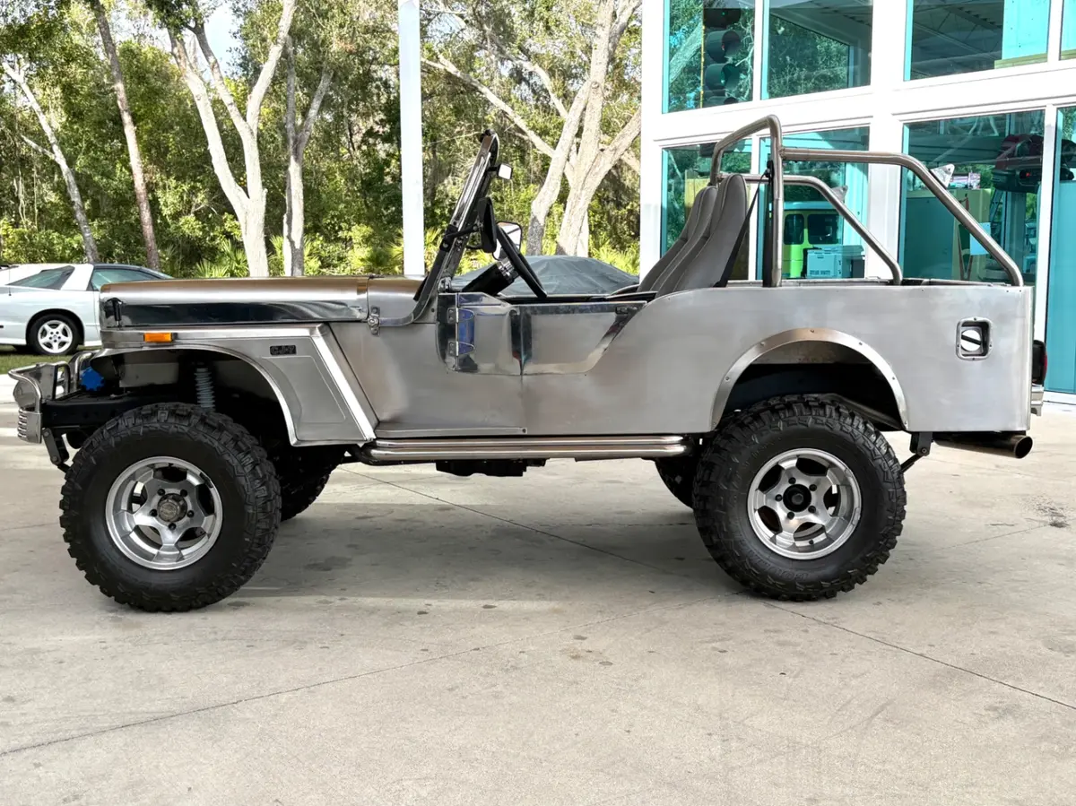 Vehicle photo 10