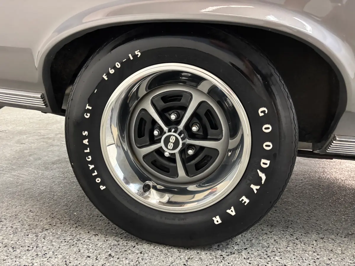 Vehicle photo 12
