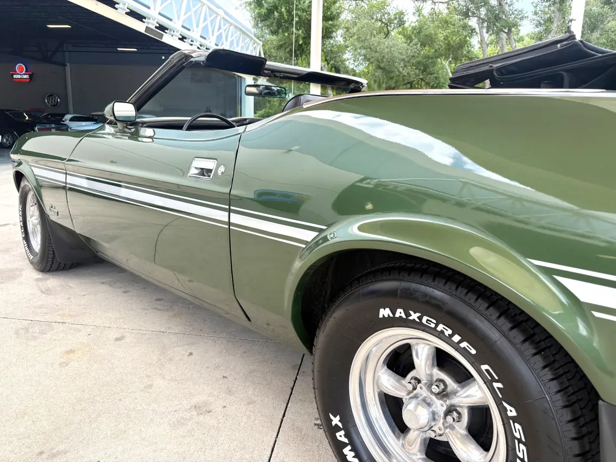 Vehicle photo 14