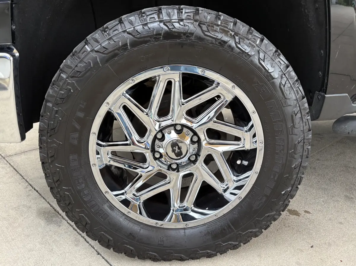Vehicle photo 21