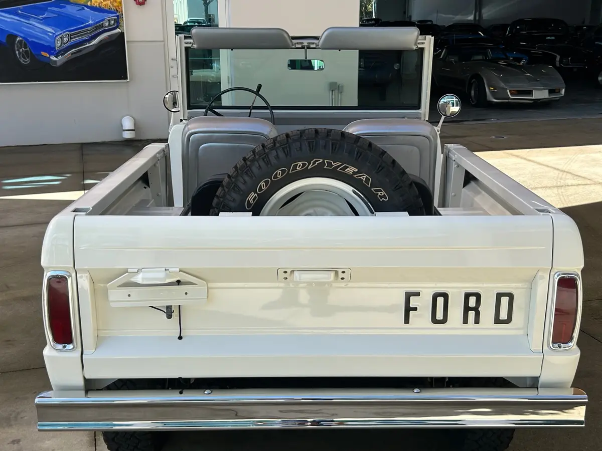 Vehicle photo 7