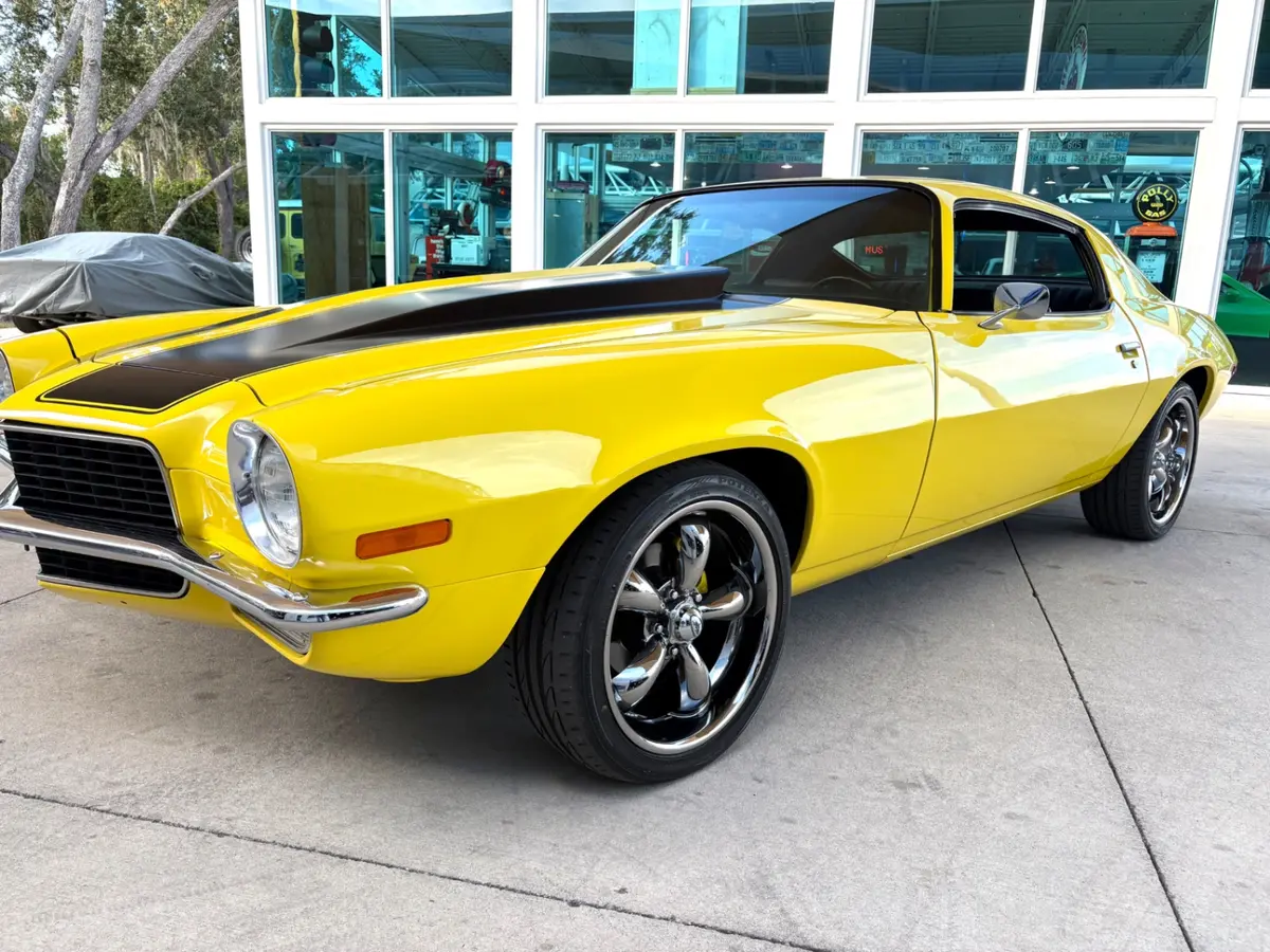 Vehicle photo 12