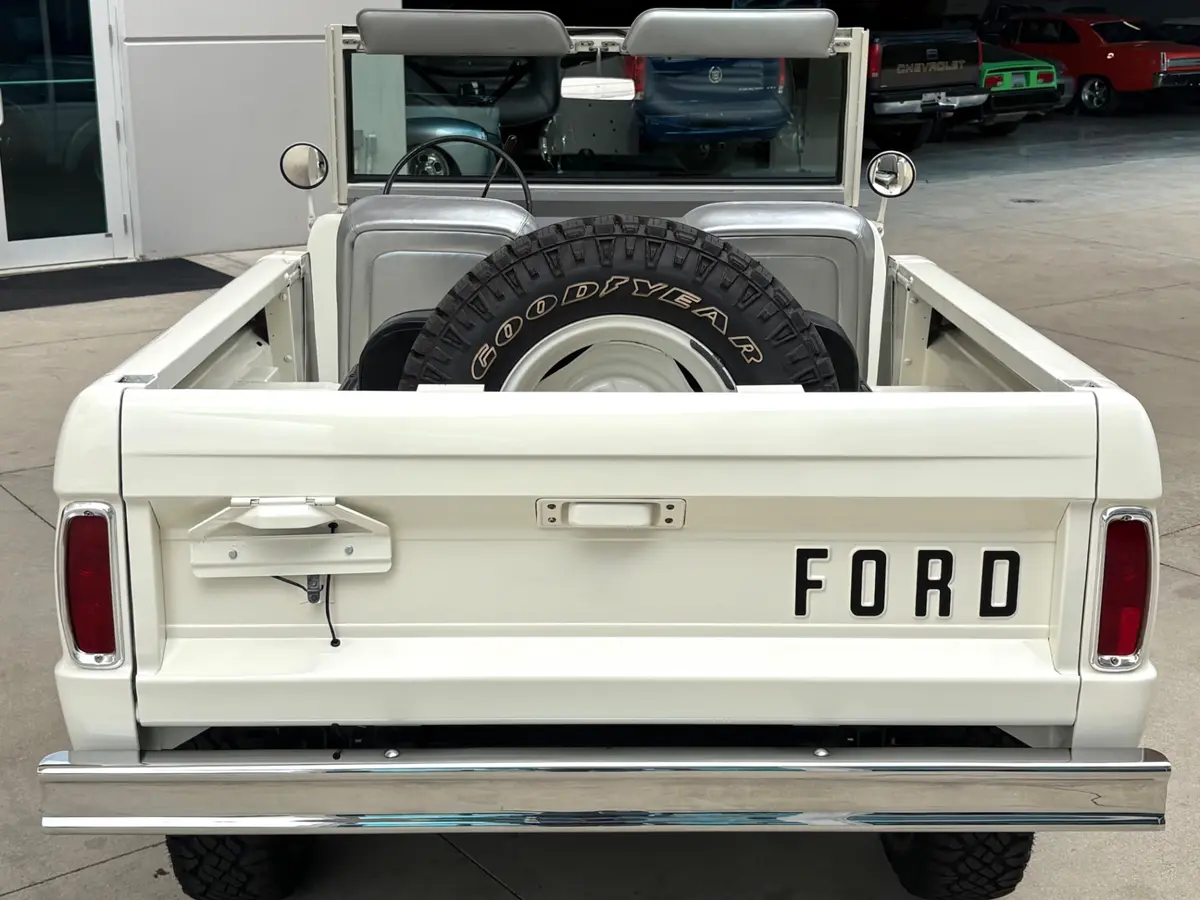 Vehicle photo 8
