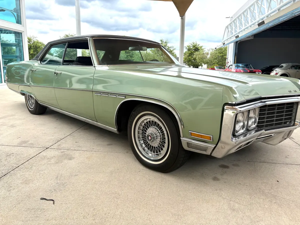 Vehicle photo 19