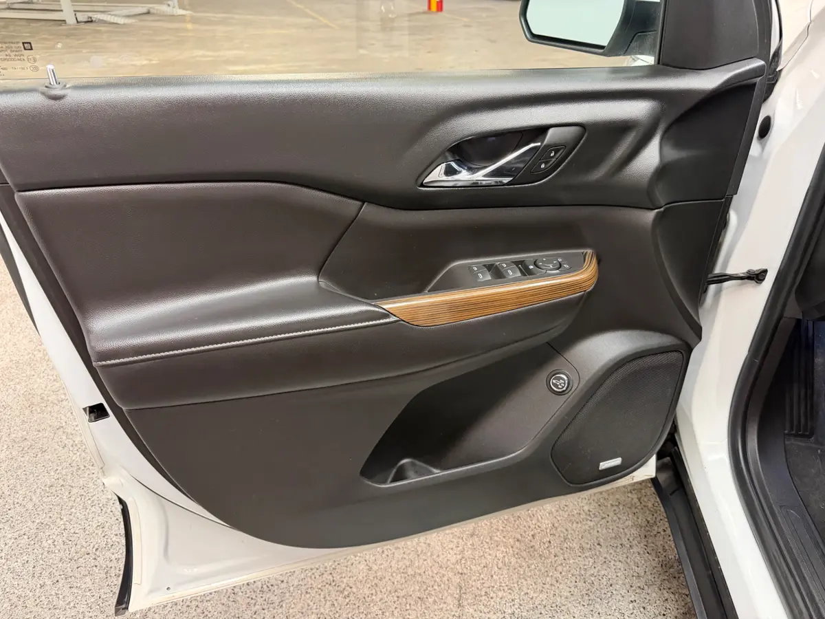 Vehicle photo 25