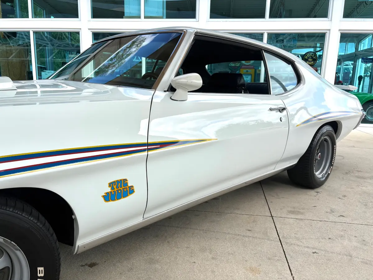 Vehicle photo 13