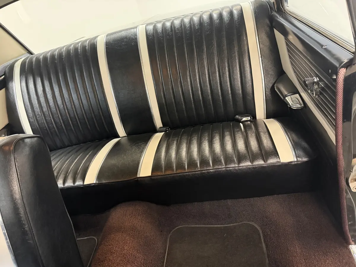 Vehicle photo 25