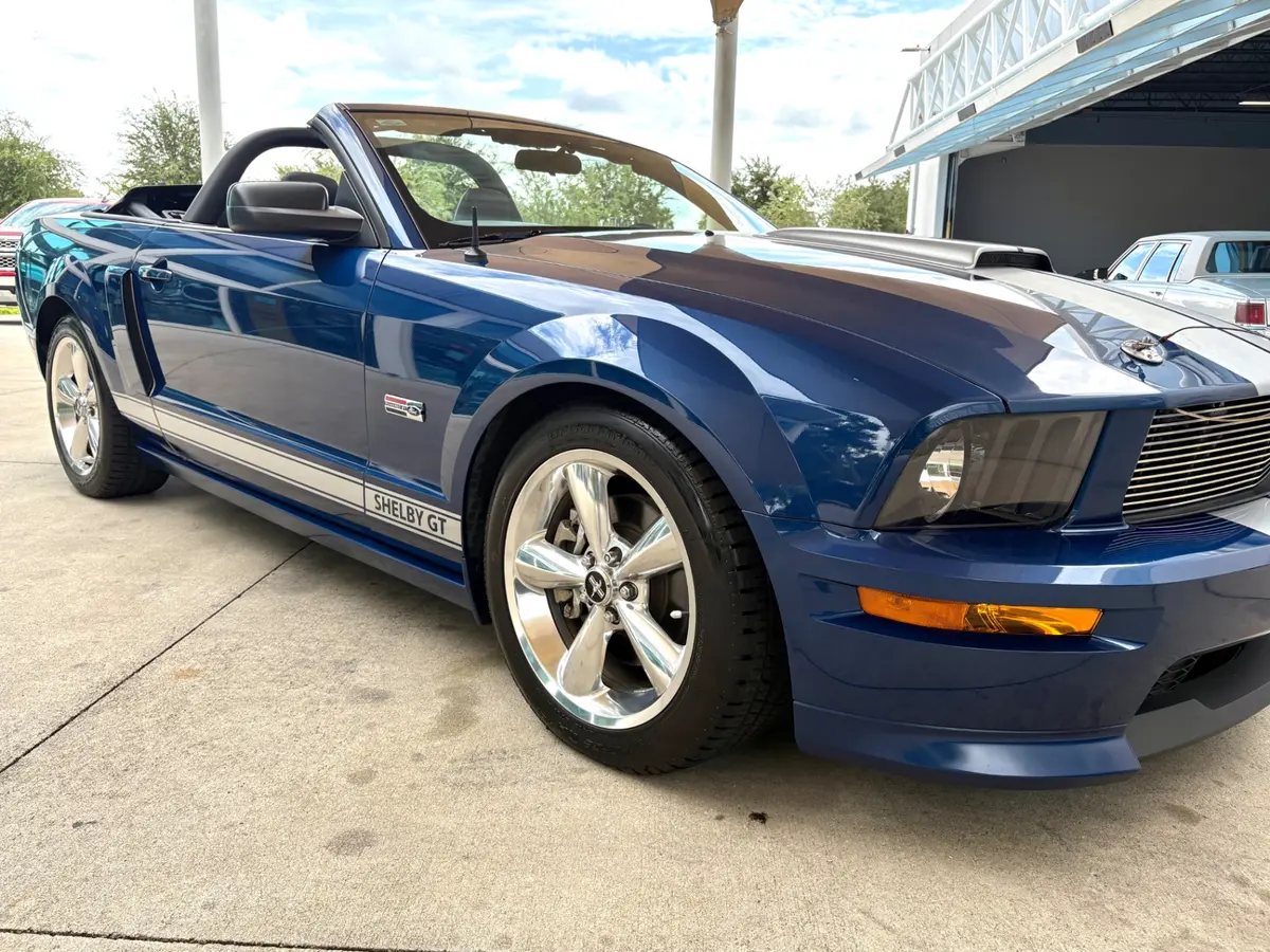 Vehicle photo 19