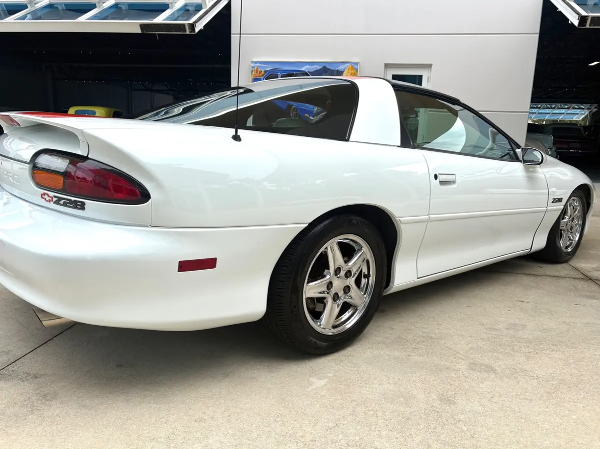 Vehicle photo 16