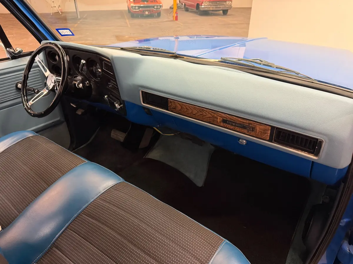 Vehicle photo 34
