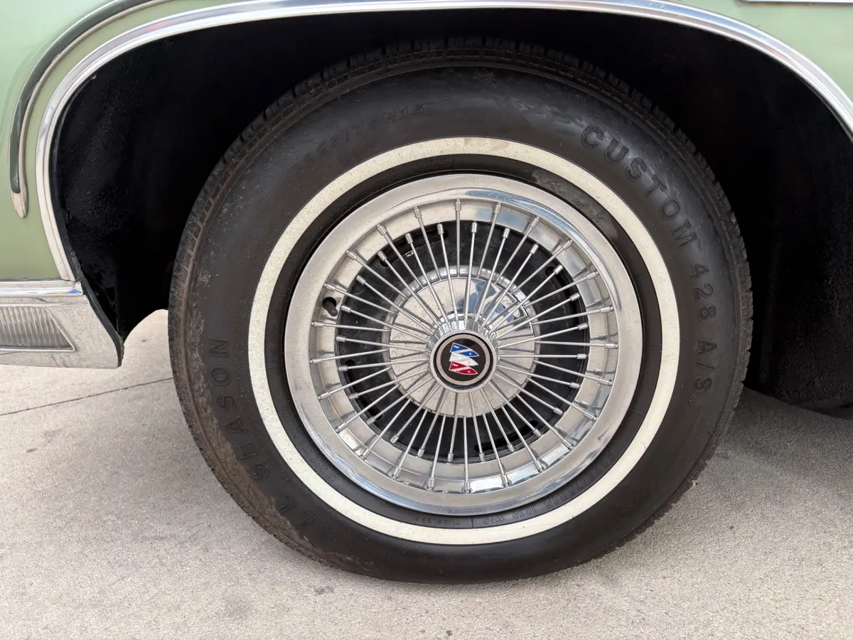 Vehicle photo 24