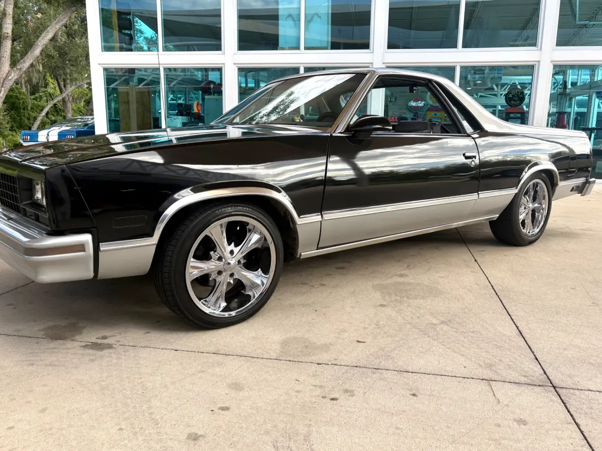 Vehicle photo 12