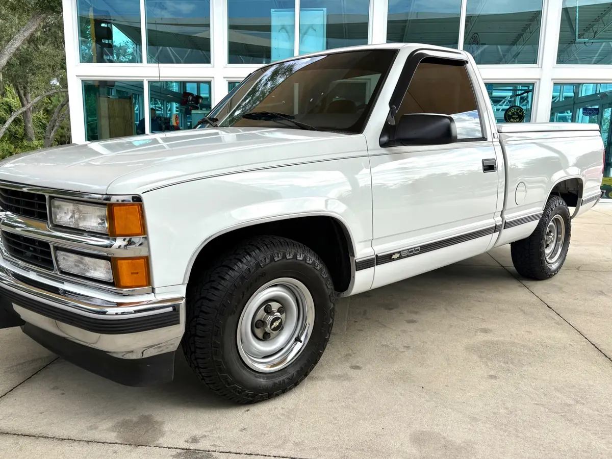 Vehicle photo 11
