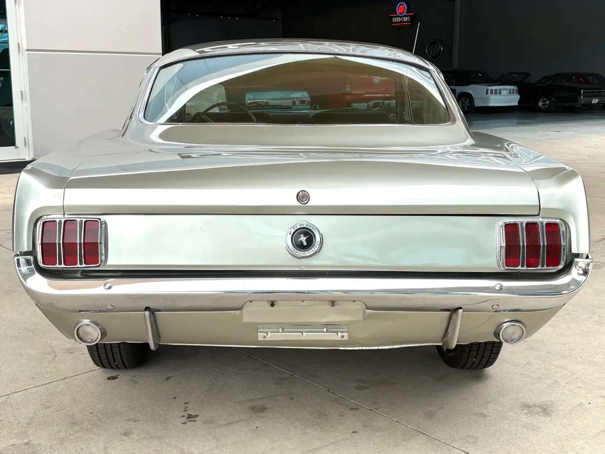 Vehicle photo 7