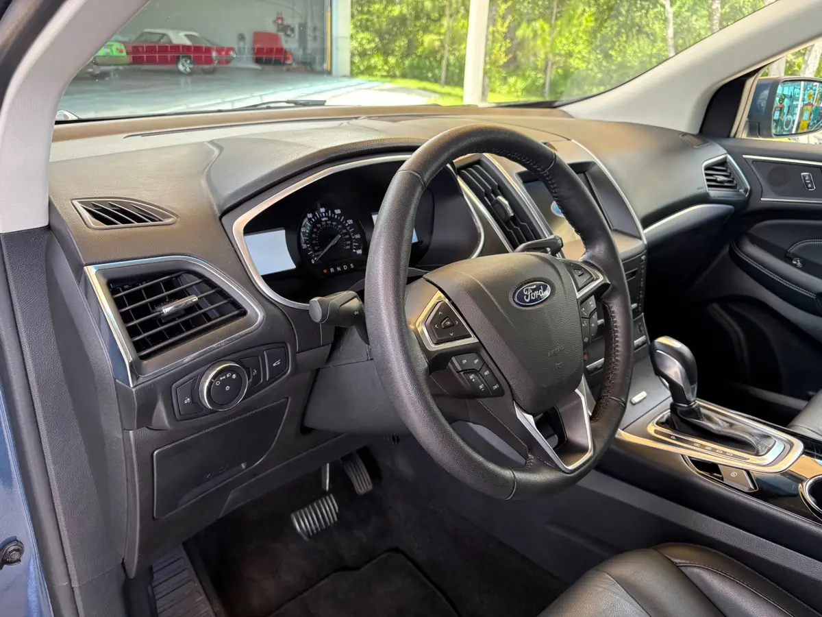 Vehicle photo 31
