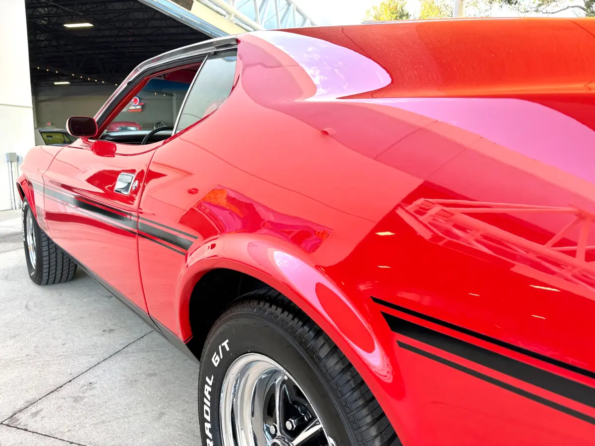 Vehicle photo 14