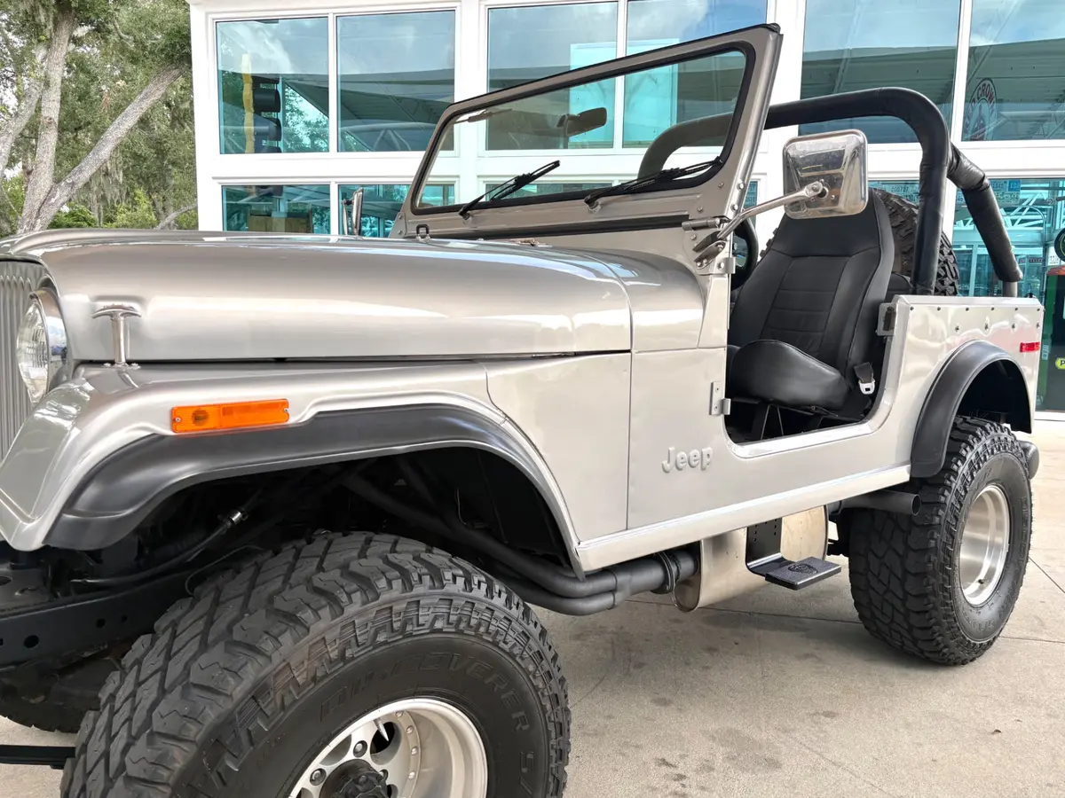 Vehicle photo 12