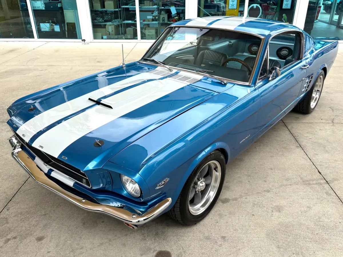 Vehicle photo 20
