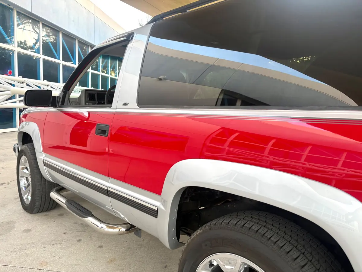 Vehicle photo 13
