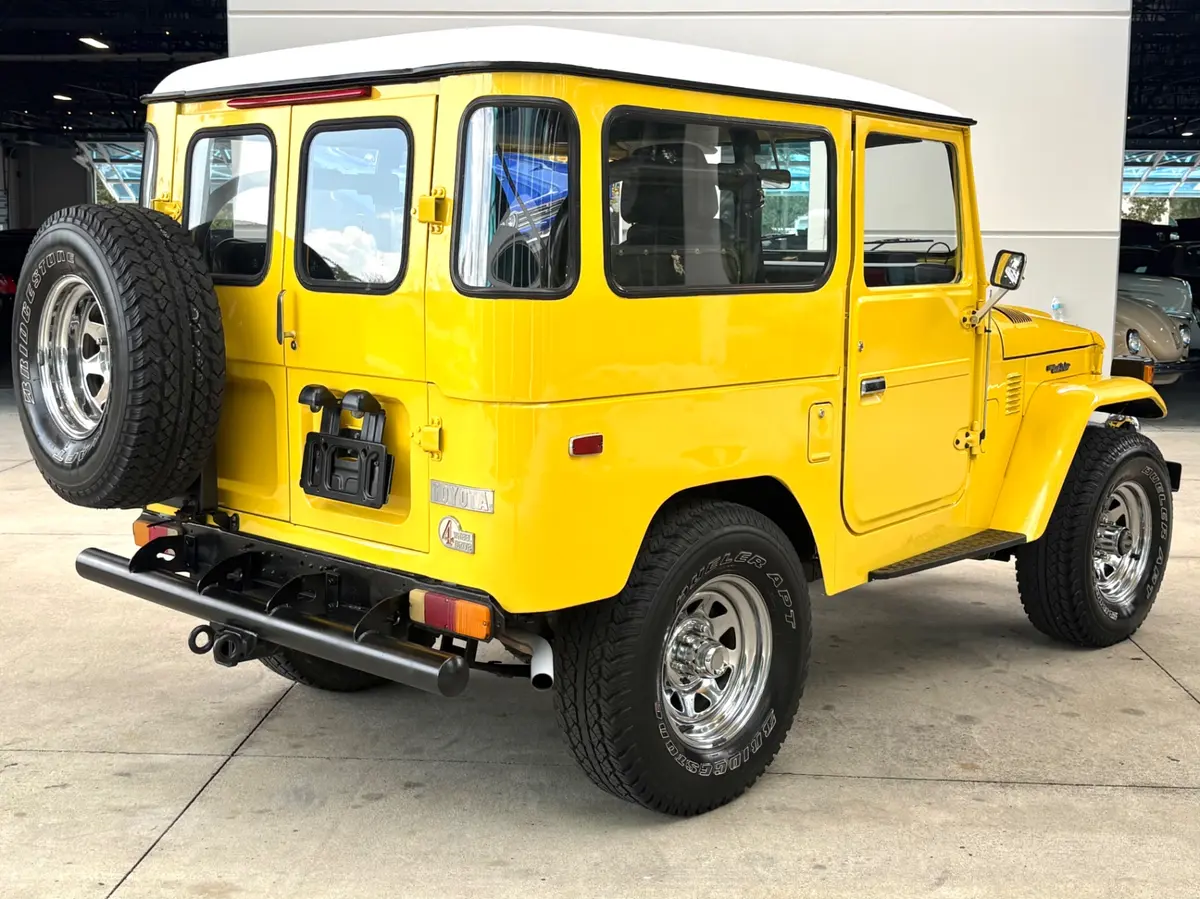 Vehicle photo 6