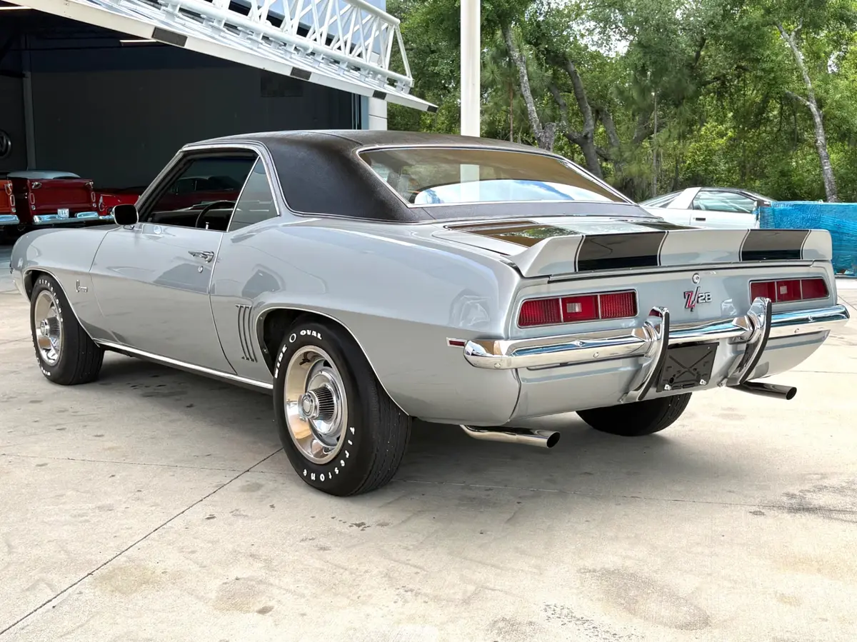 Vehicle photo 9