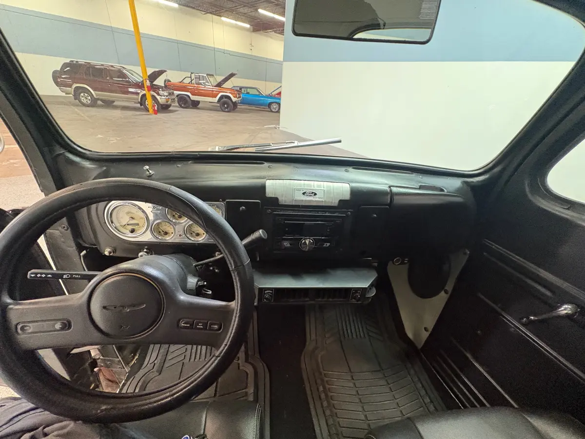 Vehicle photo 33