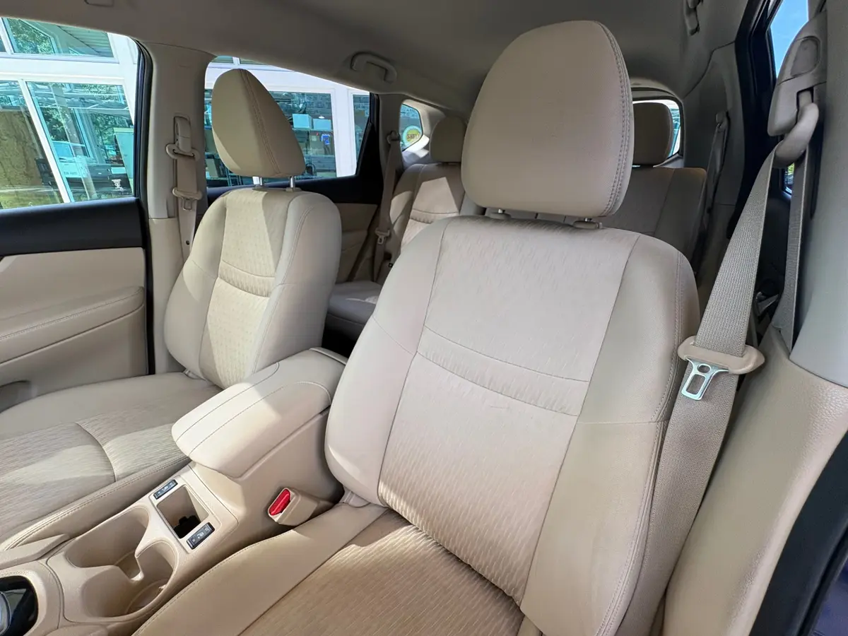 Vehicle photo 32