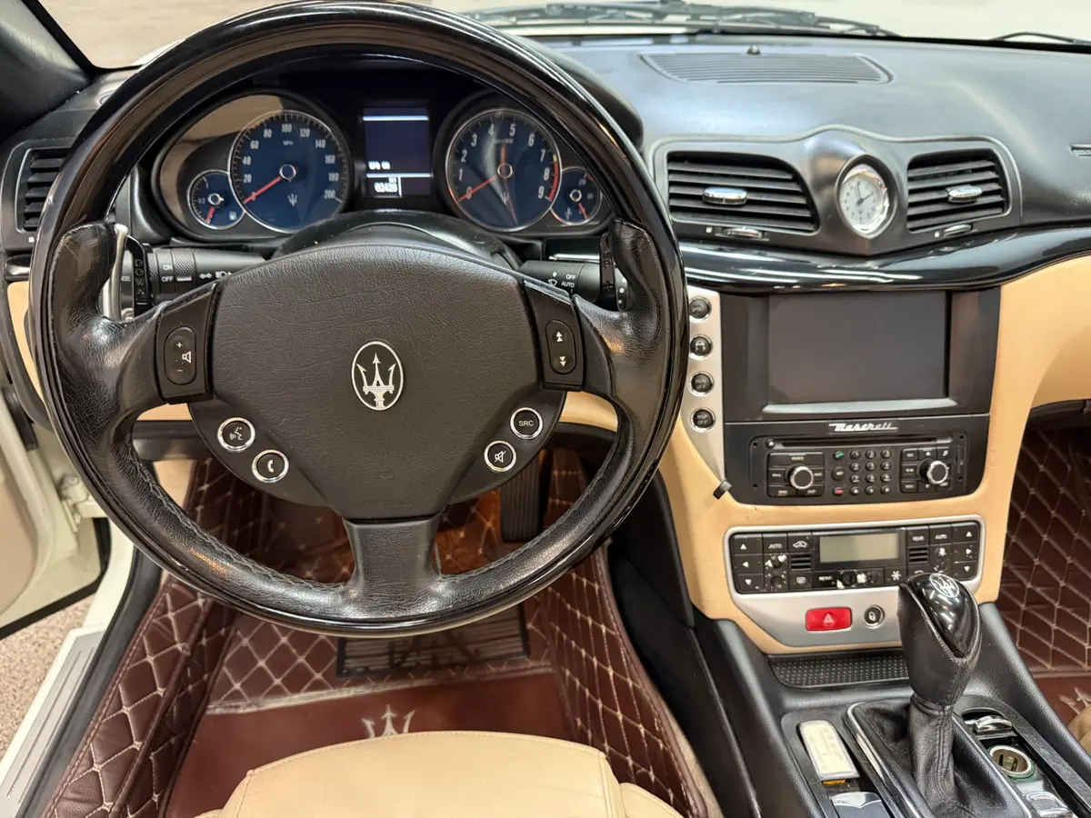 Vehicle photo 29