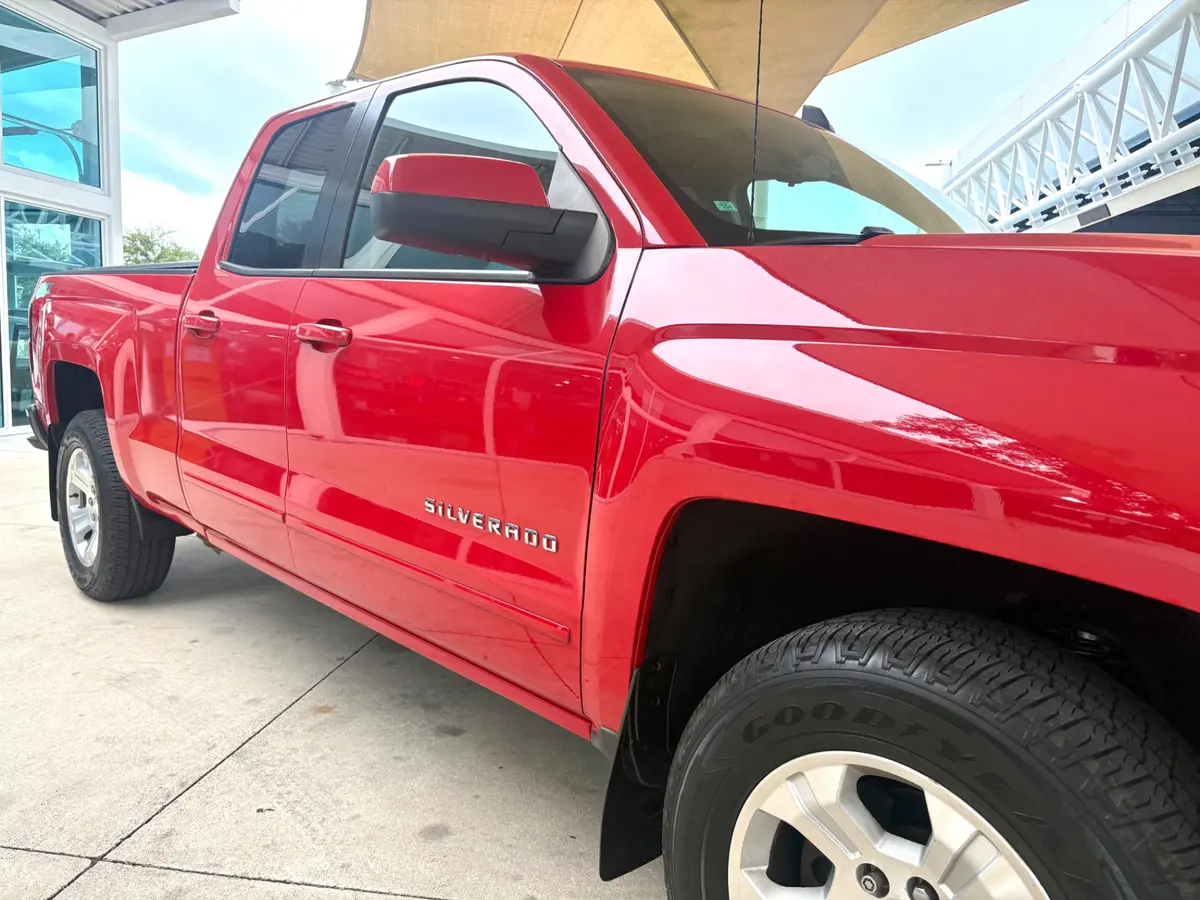 Vehicle photo 18