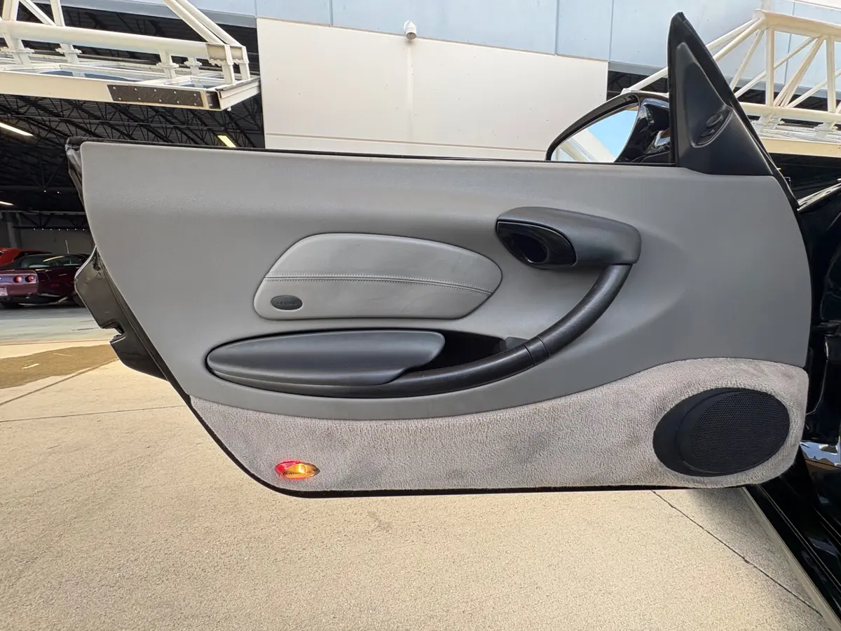 Vehicle photo 31