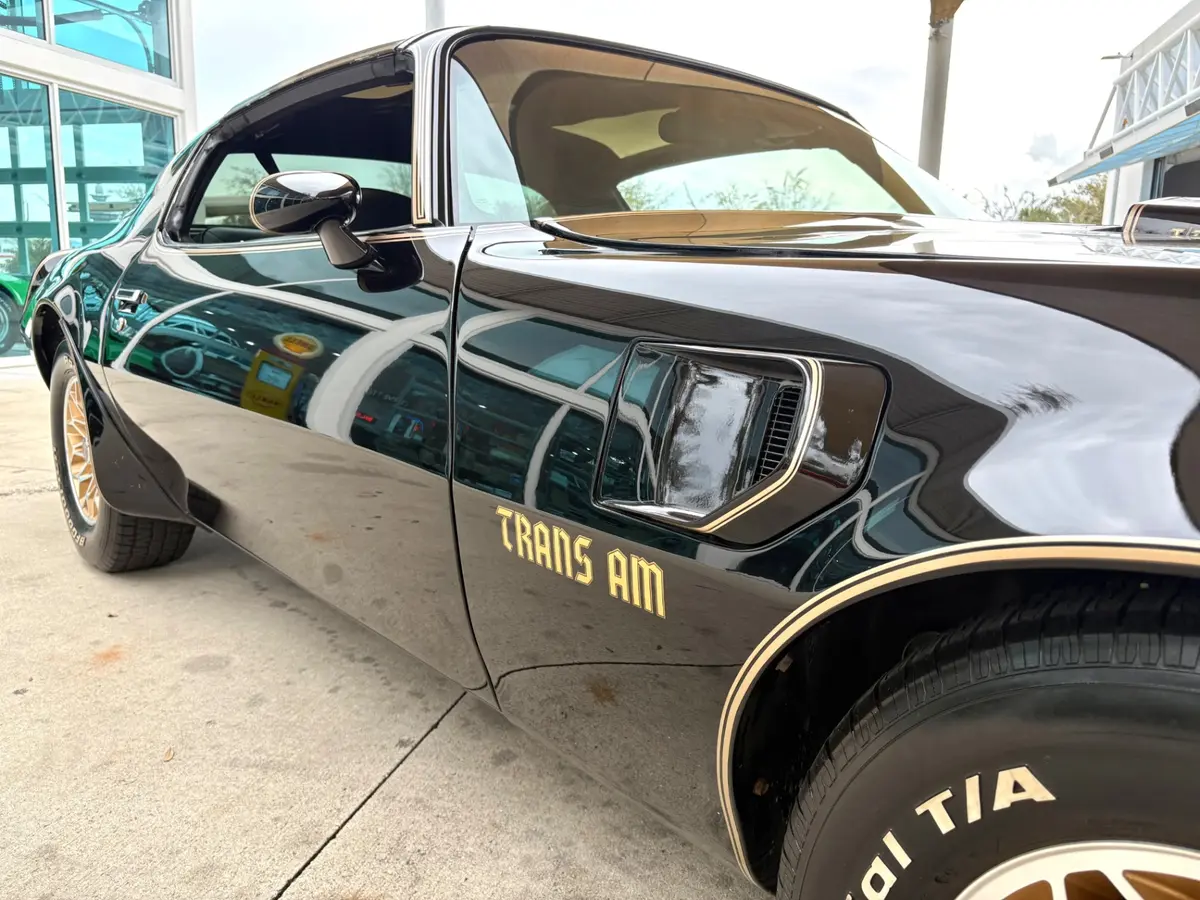 Vehicle photo 19