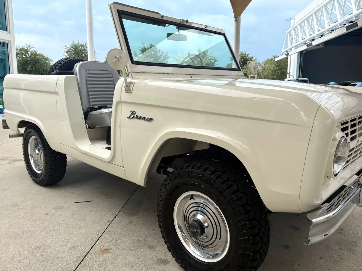 Vehicle photo 19