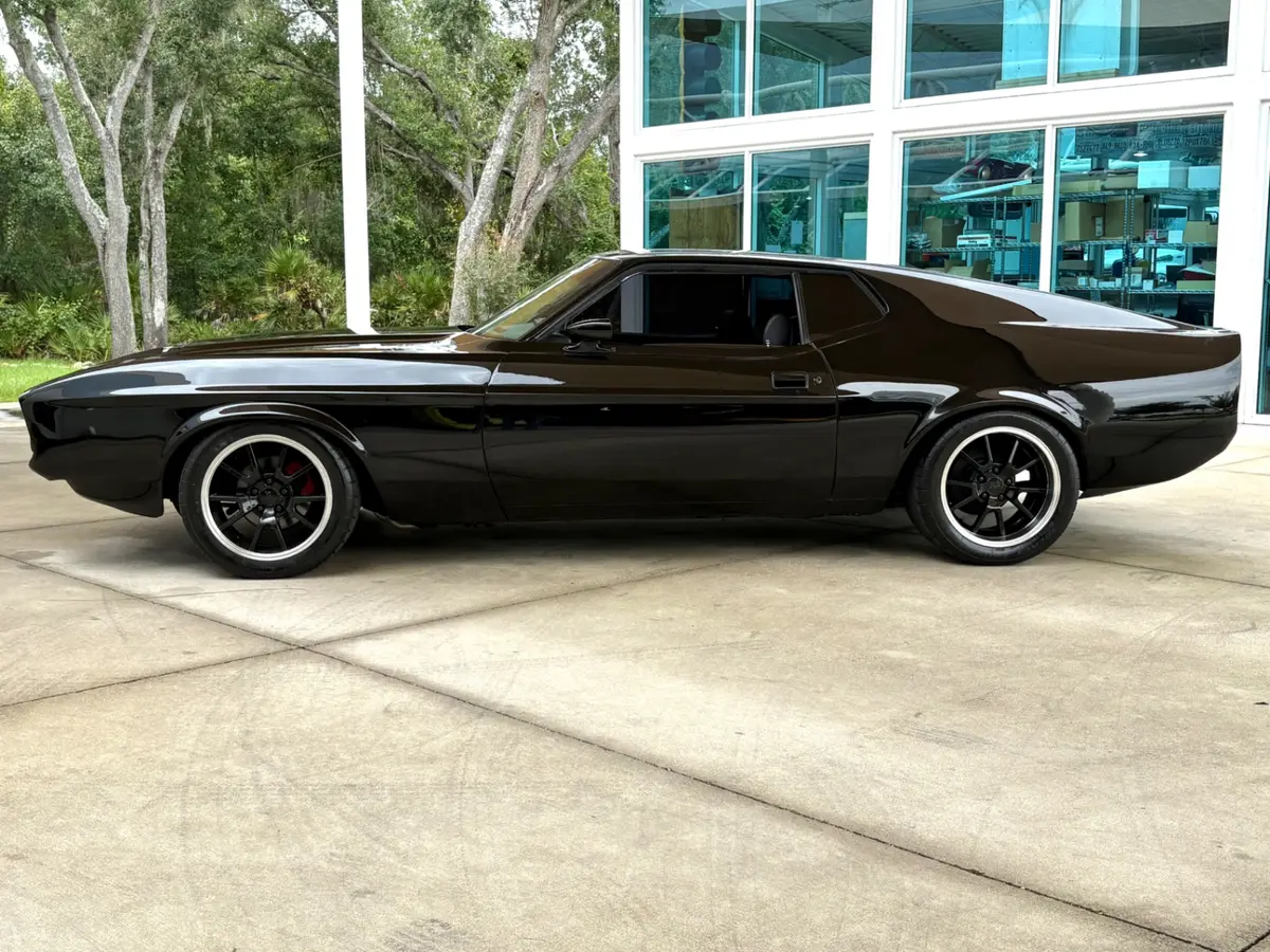 Vehicle photo 10