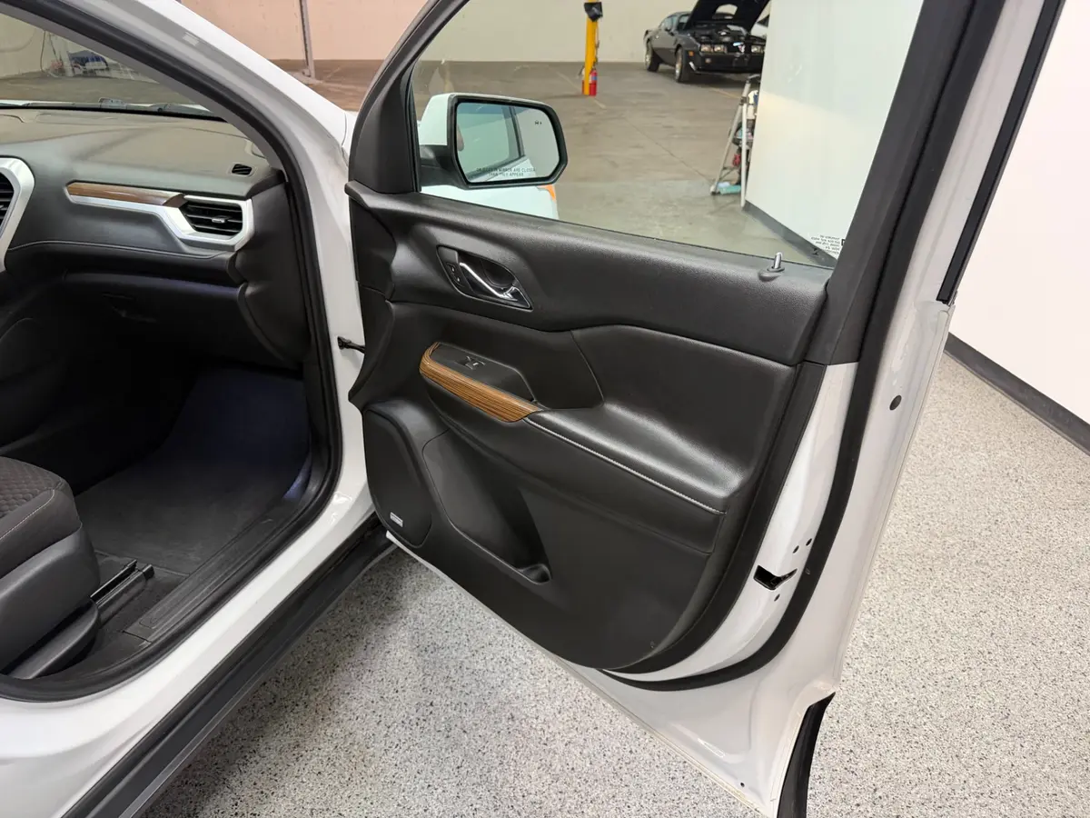 Vehicle photo 37