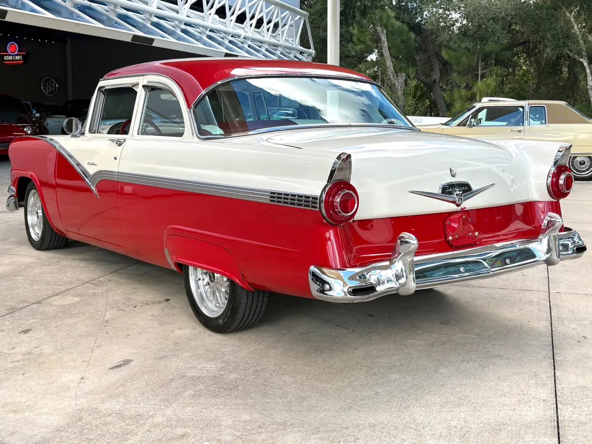 Vehicle photo 9