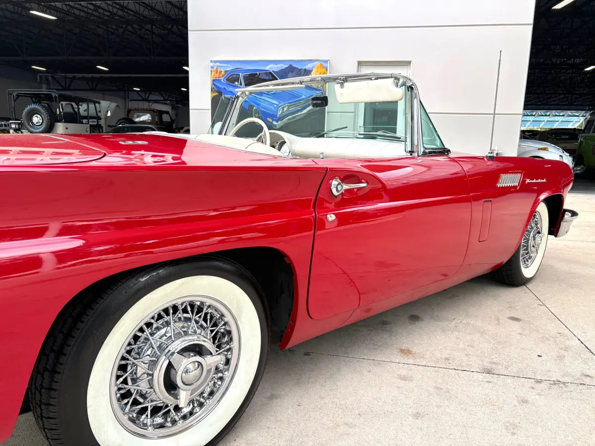 Vehicle photo 18