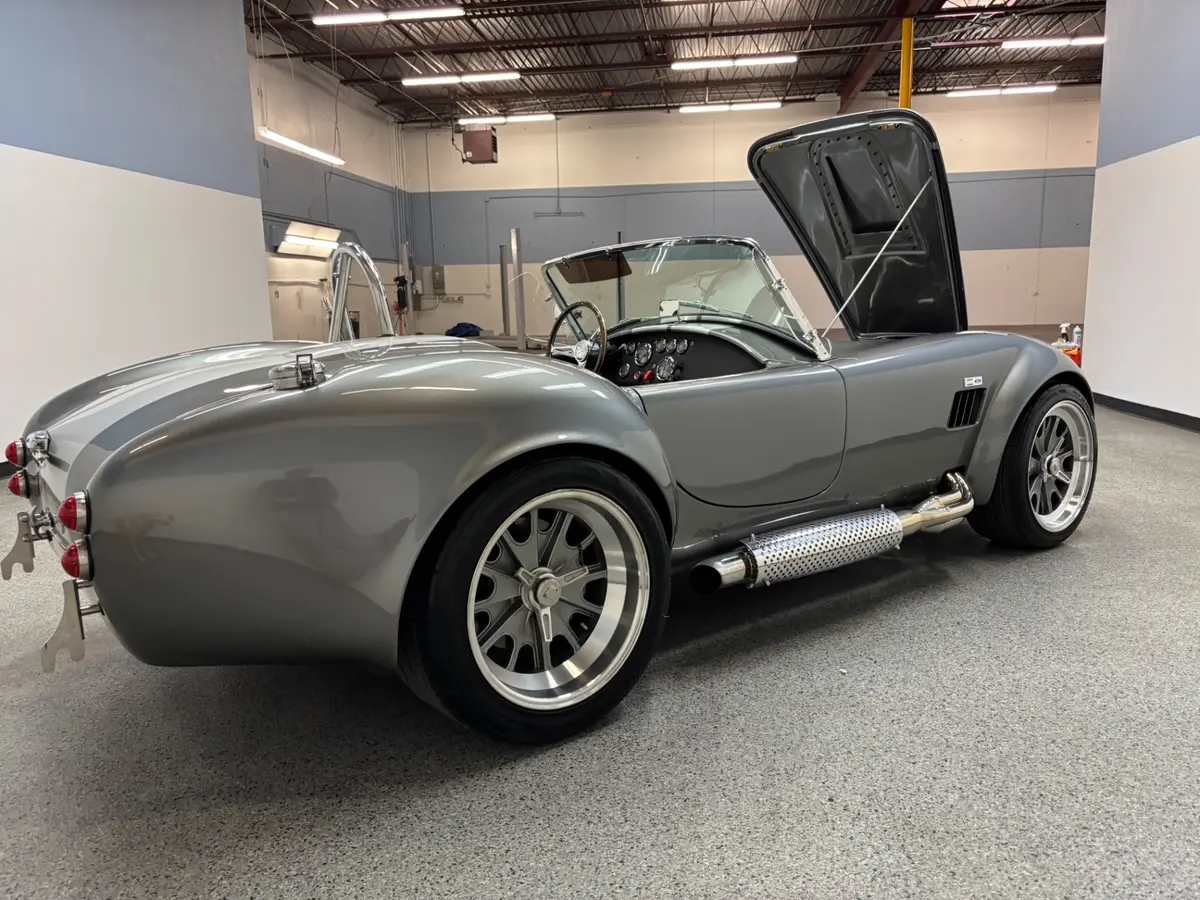 Vehicle photo 12