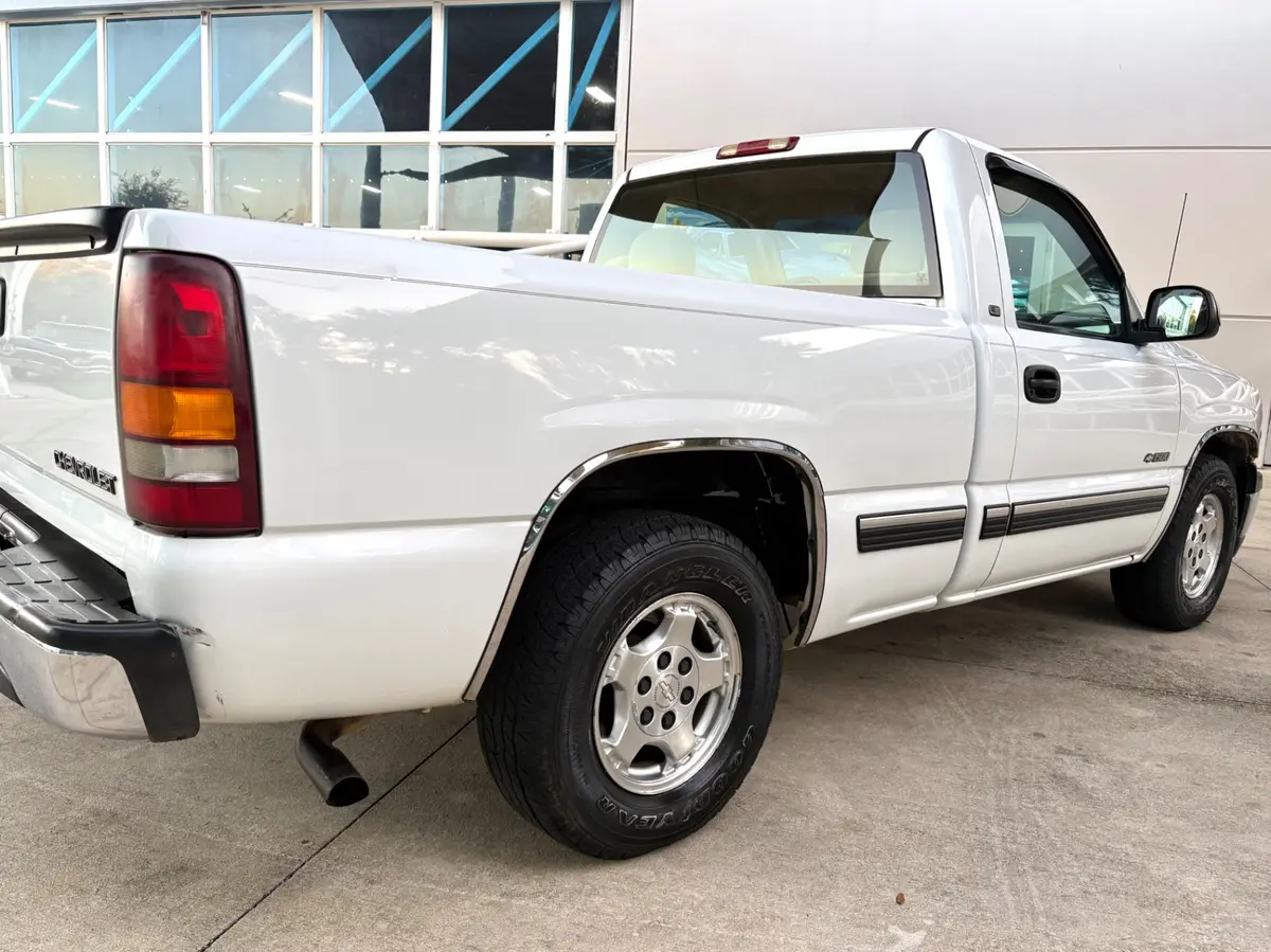 Vehicle photo 16