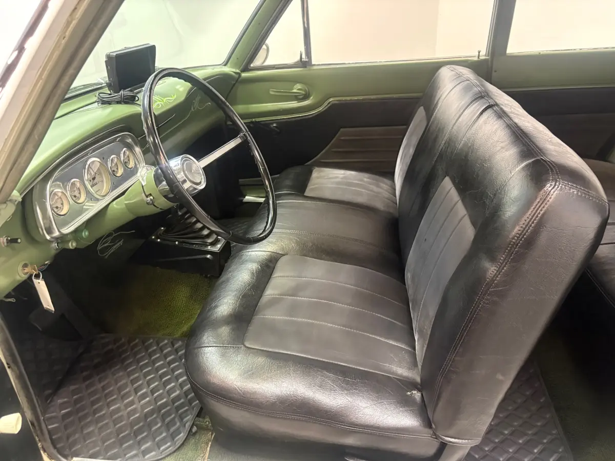 Vehicle photo 18