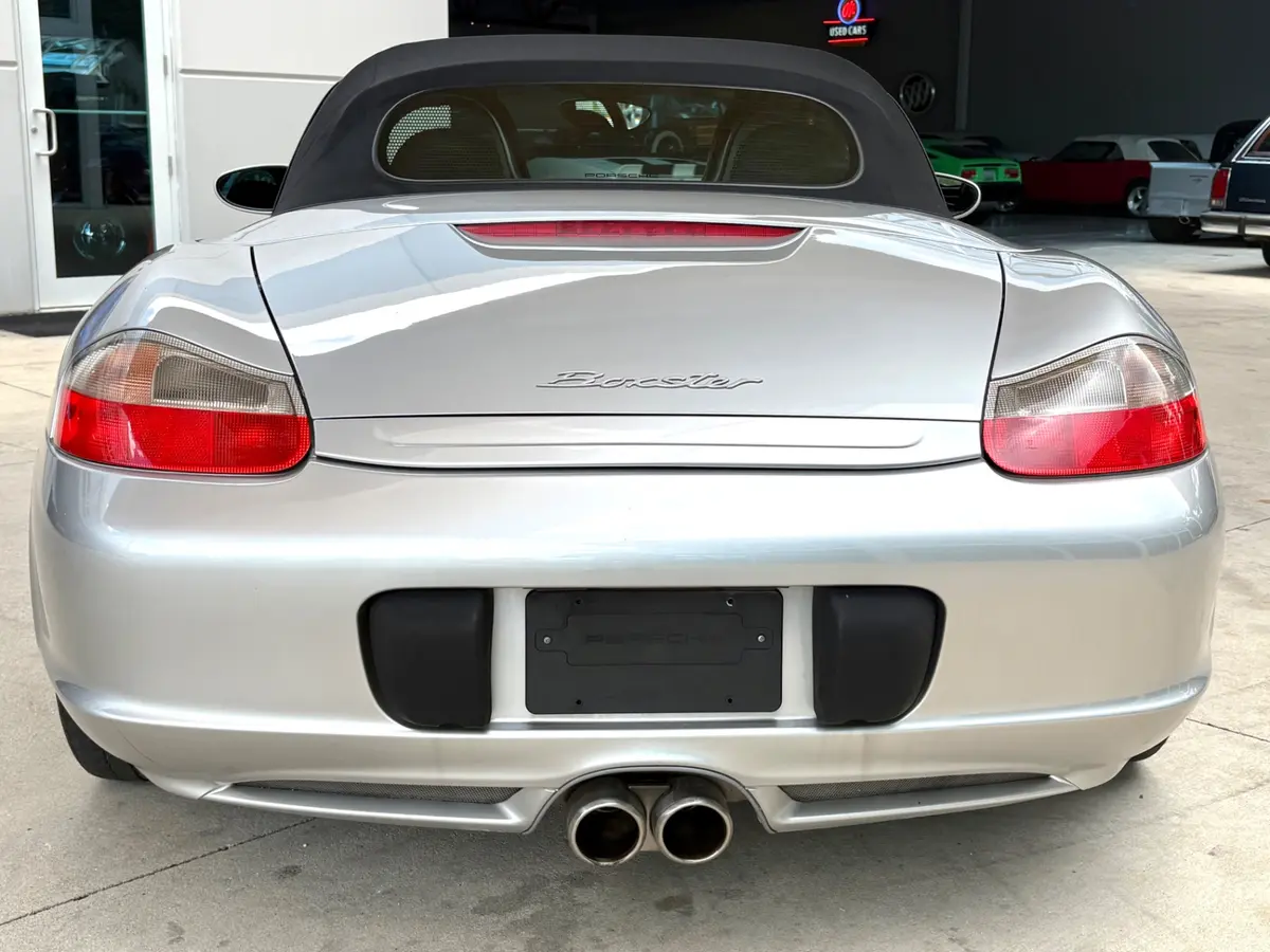 Vehicle photo 23