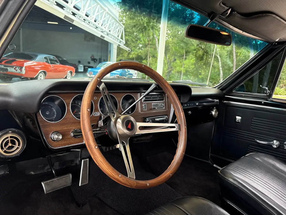 Vehicle photo 37