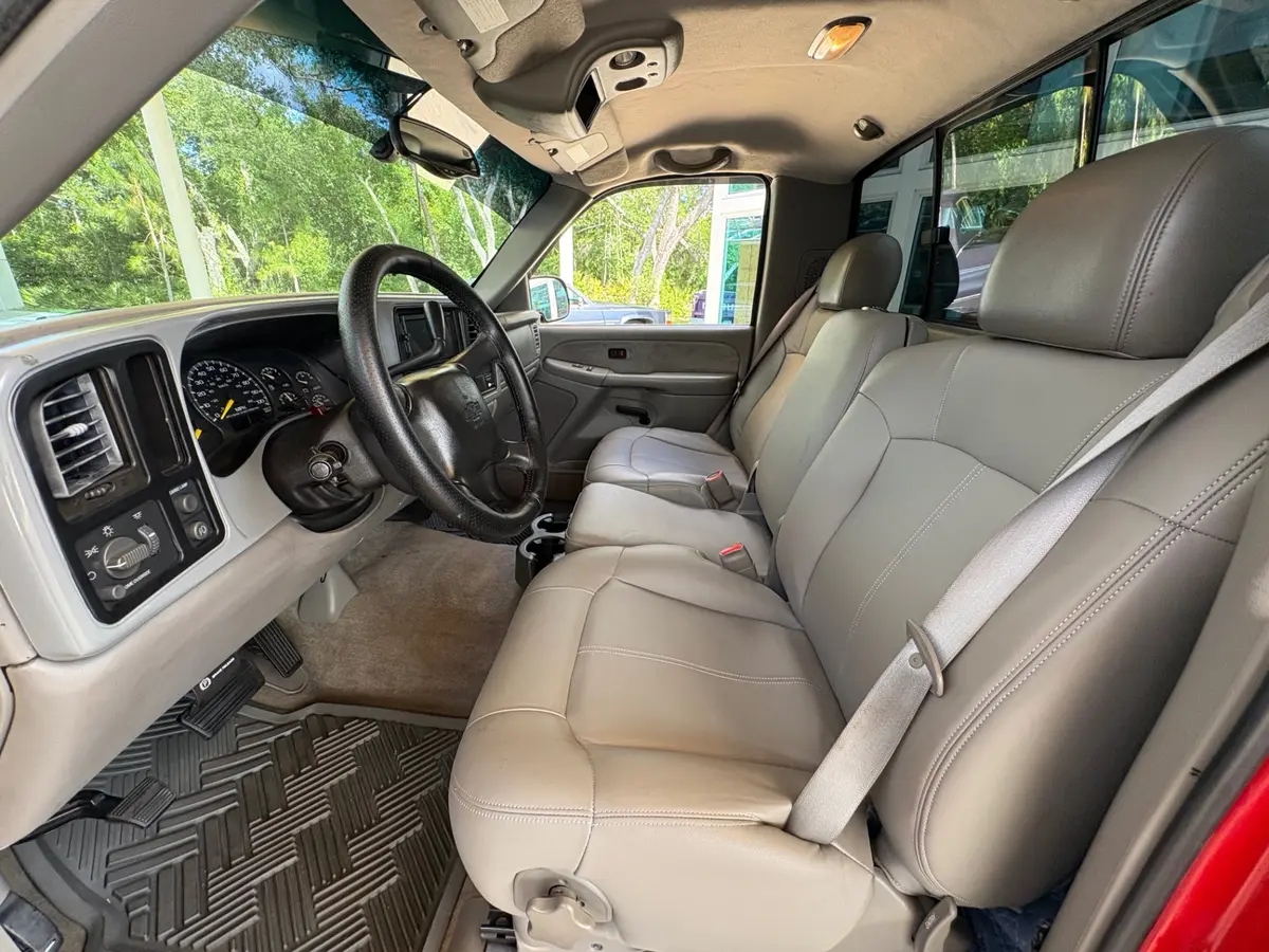 Vehicle photo 32