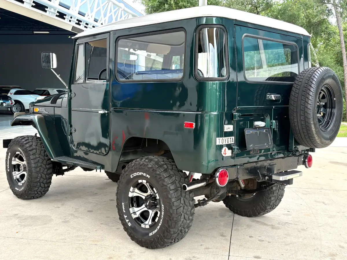 Vehicle photo 9