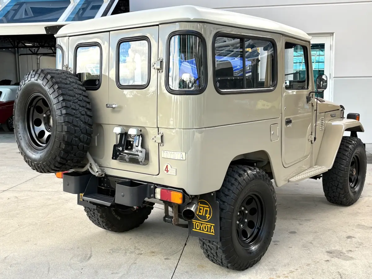 Vehicle photo 6